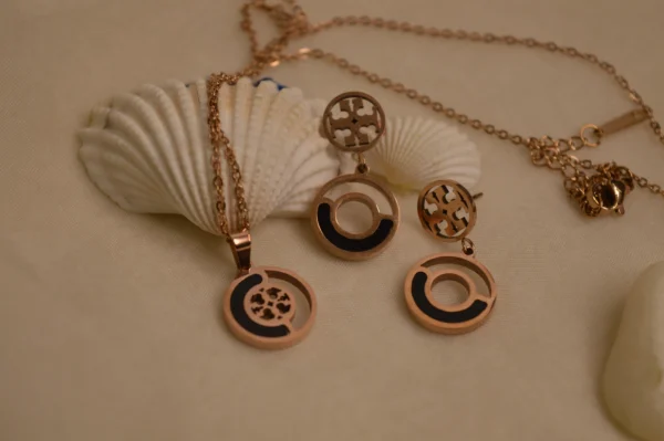 Tory-Burch-Style-_Black_-1 pendant Set