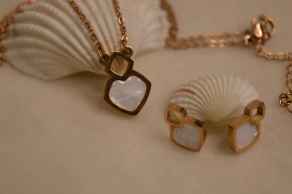 White Lips 1 Pendant set